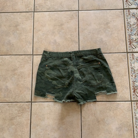 Camo shorts - Picture 2 of 2